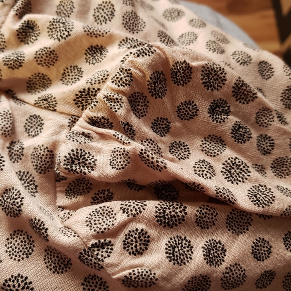 H&M print top gathered shoulder blush peach & black Size Medium - Picture 7 of 7